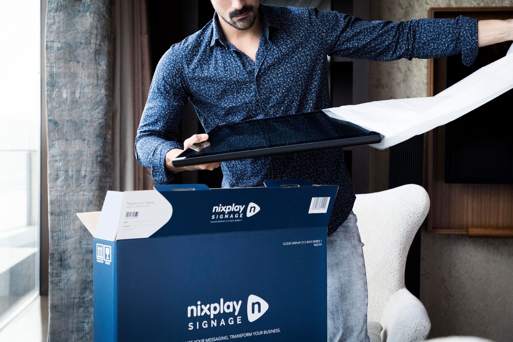 Nixplay 21 in Digital Signage Display