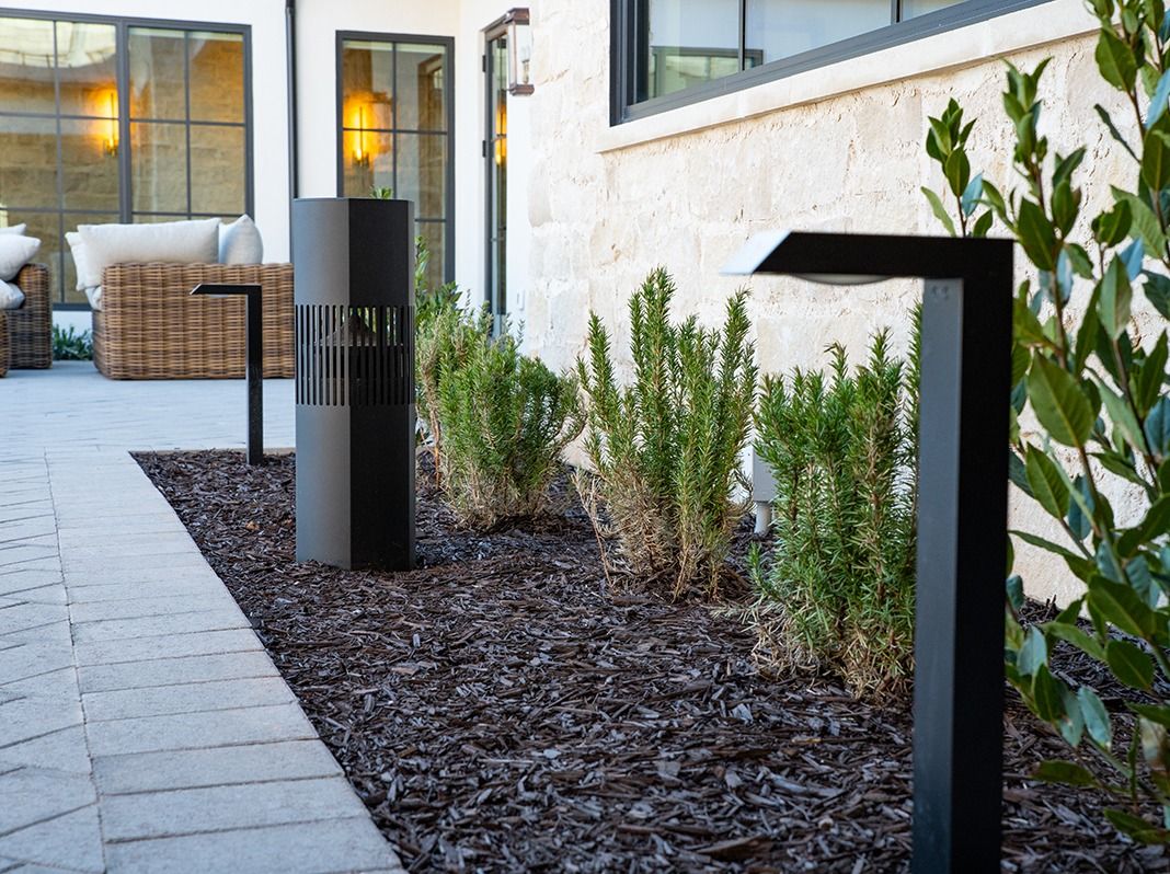 Luxury Bollard Spkr, 6in Sub, 360deg 4.5in 8hm/70v, Silver