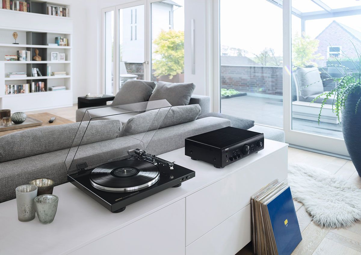 Automatic turntable with Moving Magnet cartridge  Integrated